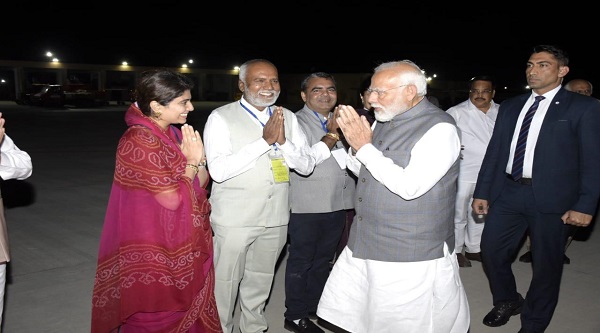 PM Modi in Jamnagar: गुजरात को करोड़ों की सौगात देने के लिए जामनगर पहुंचे प्रधानमंत्री मोदी