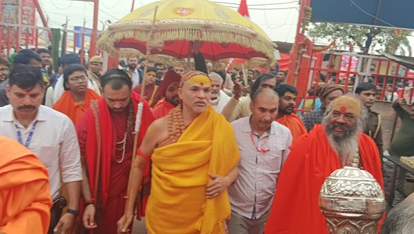 Shankaracharya Demand: शंकराचार्य ने गाय को राष्ट्रमाता घोषित करने की मांग की