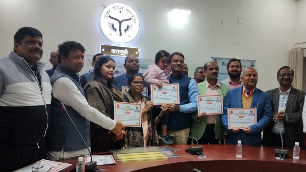 Solar Rooftop Abhiyan: वाराणसी में जिलाधिकारी ने सोलर रूफटॉप के 200 लाभार्थियों को ध्वज वाहक के रूप में किया सम्मानित 1 Solar Rooftop Abhiyan