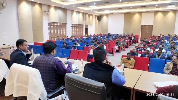 Varanasi DEO Meeting With Zonal Magistrate: वाराणसी के जिला निर्वाचन अधिकारी ने की जोनल मजिस्ट्रेट संग समीक्षा बैठक