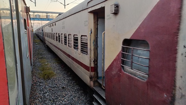 Trains Affected News: इंजीनियरिंग कार्य के कारण पश्चिम रेलवे की कई ट्रेनें प्रभावित, देखें लिस्ट…