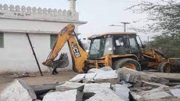 Bulldozer Fired On 3 Madrassas: गुजरात सरकार की बड़ी कार्यवाही, 3 मदरसों पर चलाया बुलडोजर