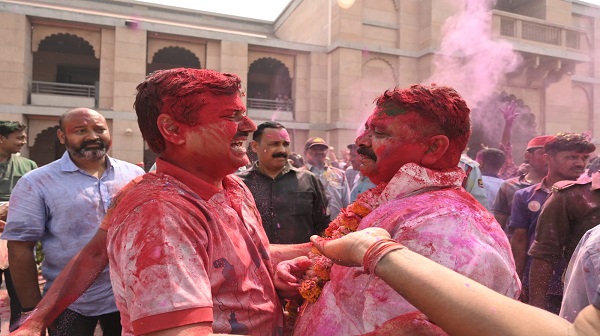 Holi Celebration in Varanasi: काशी की ऐतिहासिक होली में तीर्थयात्रियों के एक पंथ तीन काज हुए पूरे