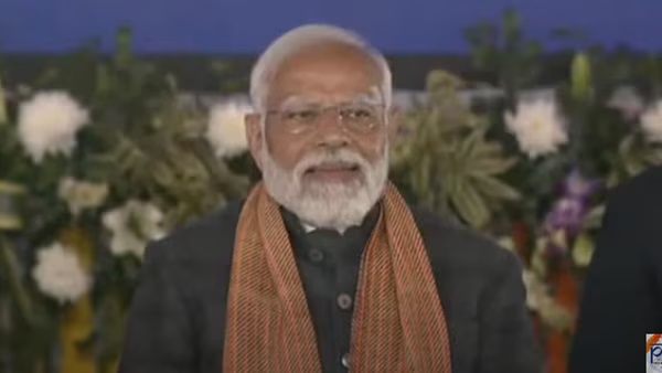 PM Modi in Jammu: अनुच्छेद 370 हटने के बाद पहली बार जम्मू पहुंचे प्रधानमंत्री, लोगों को दी करोड़ों की भेंट