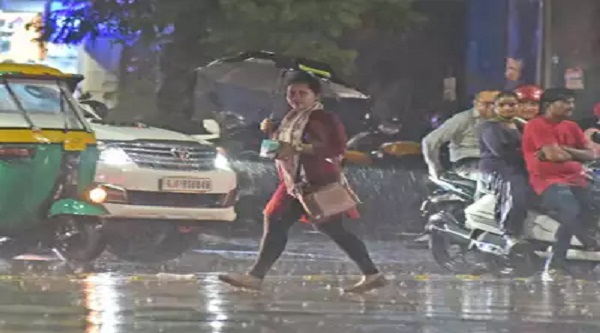 Rain in Ahmedabad: वर्षाऋतु से पहले मेघराजा का आगमन, अहमदाबाद में हुई बेमौसम बरसात