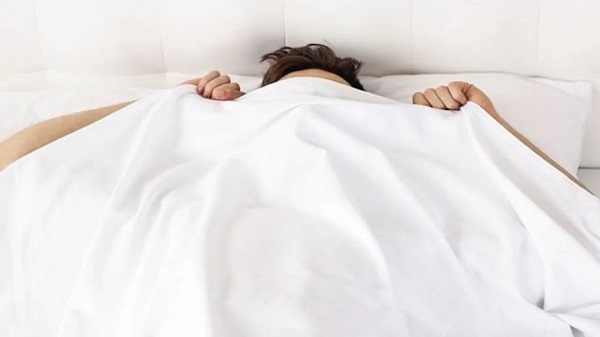 Sleeping Tips: रात को सोते समय ना करें यह गलती, वरना भुगतना पड़ेगा भारी अंजाम…