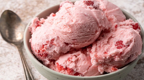 Strawberry Ice Cream: परिवार के साथ बैठकर उठाएं स्ट्रॉबेरी आइस्क्रीम का लुत्फ, जानें घर पर कैसे बनाएं