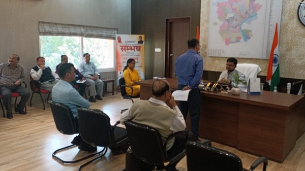 Varanasi Municipal Commissioner held public hearing