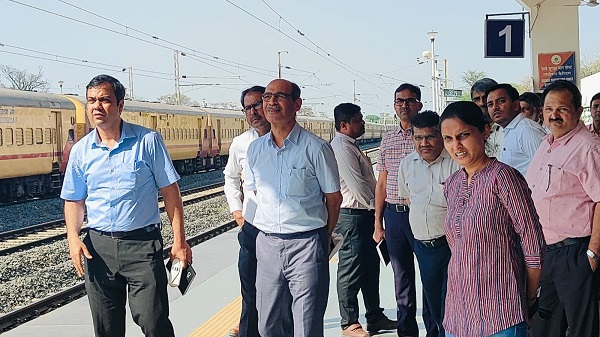 Review of redevelopment works: अपर महाप्रबंधक पश्चिम रेलवे ने पुनर्विकास कार्यों की समीक्षा की