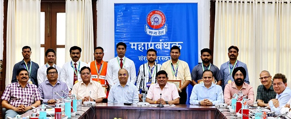 General Manager Safety Award: मध्य रेल के 9 कर्मचारी 'महाप्रबंधक संरक्षा पुरस्कार' से सम्मानित 3 General Manager Safety Award
