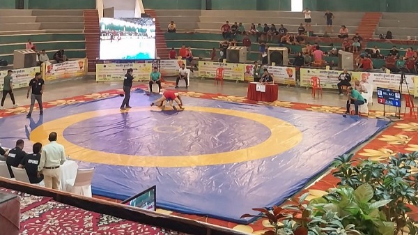 wrestling competition: वाराणसी मे फेडरेशन कप सीनियर कुश्ती प्रतियोगिता के दूसरे दिन बेटियों ने दिखाये दमखम