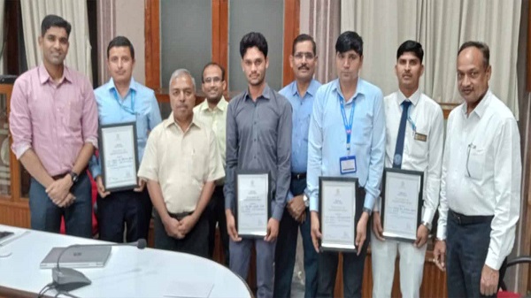 Rajkot DRM: राजकोट मंडल के 4 कर्मचारियों को डीआरएम ने किया सम्मानित