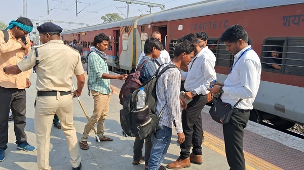 Penalty recovered from ticket checking: अहमदाबाद मण्डल ने टिकट जांच से 28.30 करोड़ रु. यात्रियों से दंड वसूला