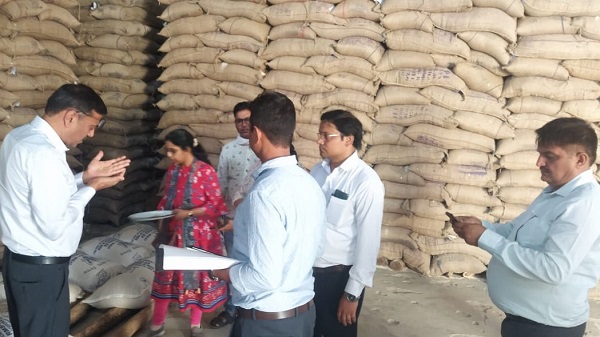 Wheat purchasing center: वाराणसी मंडल के नोडल अधिकारी ने गेहूं क्रय केंद्रों की किया समीक्षा