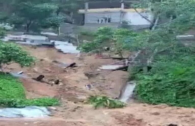 Mizoram stone quarry collapsed: आइजोल में भारी बारिश के कारण पत्थर खदान ढहने से 17 लोगों की मौत, बचाव अभियान जारी