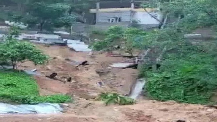 Mizoram stone quarry collapsed: आइजोल में भारी बारिश के कारण पत्थर खदान ढहने से 17 लोगों की मौत, बचाव अभियान जारी 1 mizoram