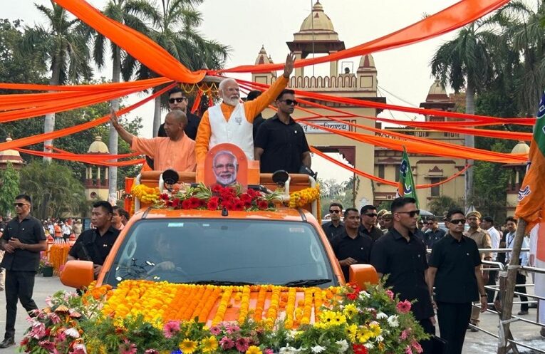 PM Varanasi road show: प्रधानमंत्री मोदी का वाराणसी में रोड शो; सड़क के दोनों तरफ लोगों की भीड़ कर रही थी फूलों की बारिश