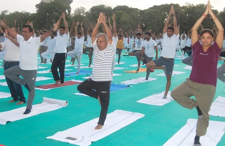 International Yoga day: राजकोट रेल मंडल पर उत्साहपूर्वक मनाया गया ‘अंतर्राष्ट्रीय योग दिवस’