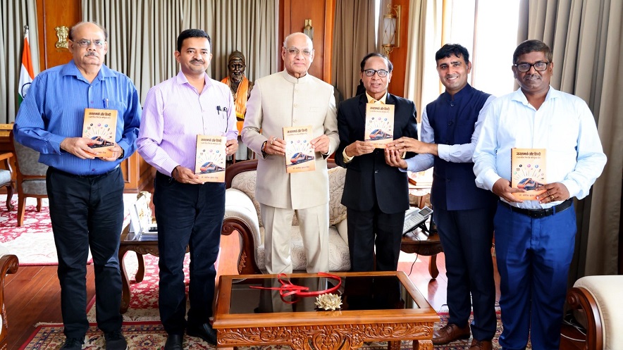 Release of the book Public Relations and Hindi: राज्यपाल ने किया डॉ. अशोक कुमार सिंह की पुस्तक 'जनसंपर्क और हिन्दी' का विमोचन 1 Release of the book Public Relations and Hindi