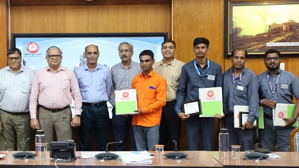Safety Award to 7 Employees by WR GM: पश्चिम रेलवे के महाप्रबंधक द्वारा 7 कर्मचारियों को संरक्षा पुरस्कार से किया गया सम्मानित 2 Safety Award to 7 Employees by WR GM: पश्चिम रेलवे के महाप्रबंधक द्वारा 7 कर्मचारियों को संरक्षा पुरस्कार से किया गया सम्मानित