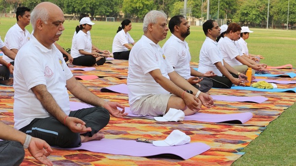 IIT BHU Yoga: आई आई टी बी एच यू मे सप्ताह व्यापी योगाभ्यास कार्य क्रम सम्पन्न