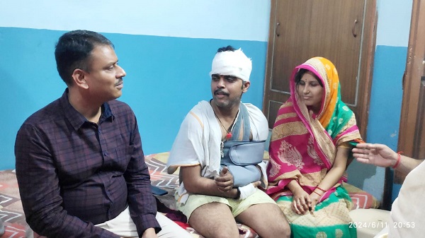 Couple injured in terrorist attack: जम्मू कश्मीर में हुए आतंकी हमले में घायल दम्पति से मिले जिलाधिकारी