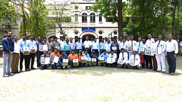 Vadodara Division DRM Award: वड़ोदरा डिवीज़न के 32 रेल कर्मचारियों को मिला डीआरएम अवार्ड 3 Vadodara Division DRM Award