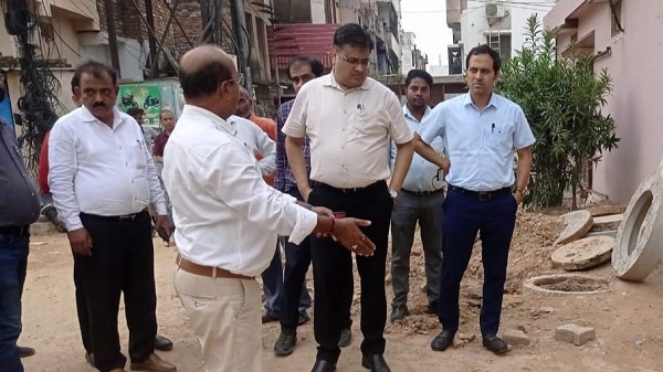 Varanasi Municipal Corporation: वाराणसी नगरीय निकाय के निदेशक ने सीवर सफाई का किया निरीक्षण