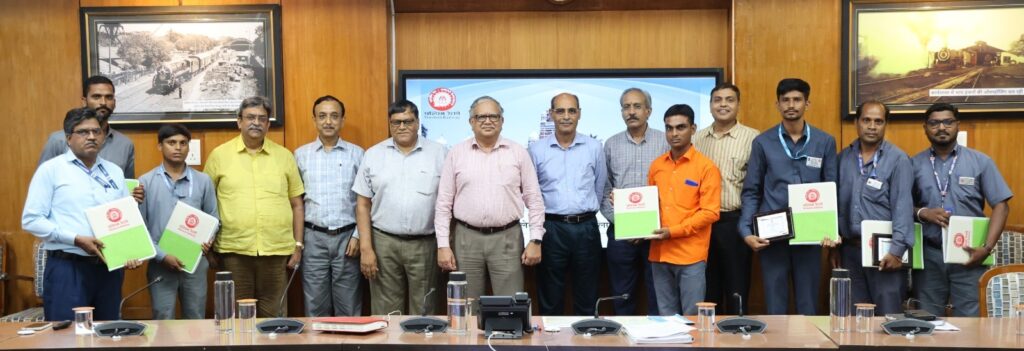 Safety Award to 7 Employees by WR GM: पश्चिम रेलवे के महाप्रबंधक द्वारा 7 कर्मचारियों को संरक्षा पुरस्कार से किया गया सम्मानित 3 Safety Award to 7 Employees by WR GM