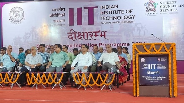 IIT BHU: आई आई टी बी एच यू के दीक्षारंभ में नवप्रवेशी आईआईटियंस का हुआ स्वागत