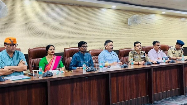 Minister Ravindra Jaiswal held a meeting with officials: वाराणसी: कार्य न करने वाले ठेकेदारों को करें ब्लैक लिस्ट: मंत्री रवींद्र जायसवाल