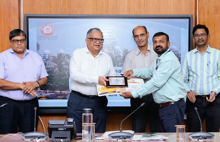Safety award to Rajkot division employee: पश्चिम रेलवे के महाप्रबंधक ने राजकोट मंडल के कर्मचारी को किया सम्मानित