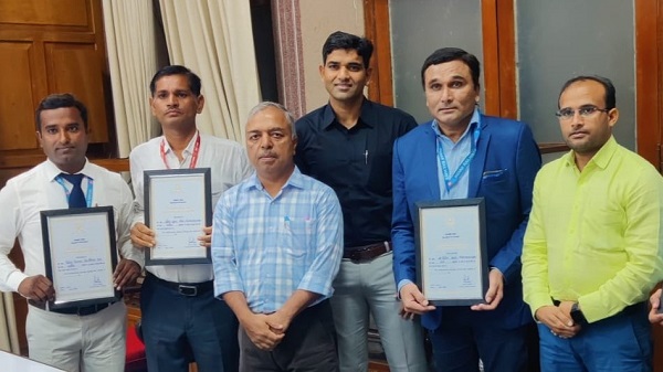 DRM honored 4 employees: राजकोट मंडल के 4 कर्मचारियों को डीआरएम ने किया सम्मानित