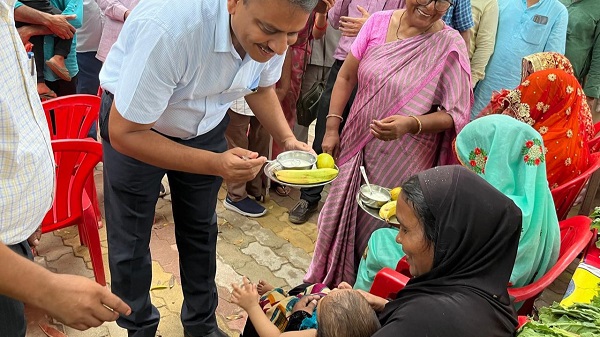 Varanasi sansad adarsh gram: सांसद आदर्श ग्राम पूरे में लगा चौपाल; जिलाधिकारी ने एक-एक कर सुनी शिकायतें