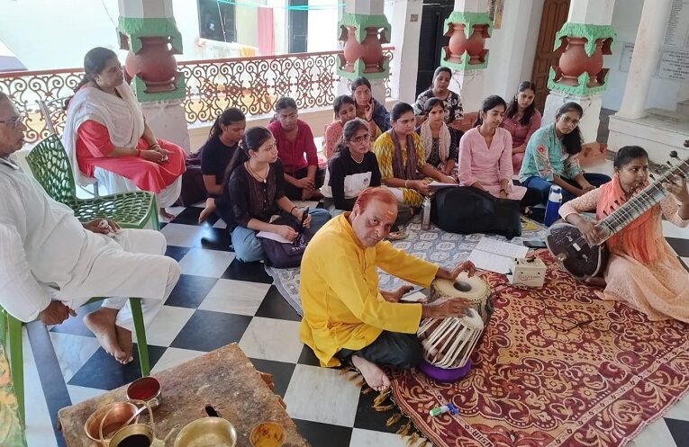 Educational Tour Program: वसंत महिला महाविद्यालय के संगीत विभाग द्वारा आयोजित हुआ शैक्षणिक भ्रमण कार्यक्रम