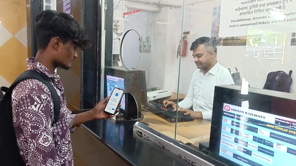 Rail ticket payment through QR code: राजकोट मण्डल के रेल यात्री अब QR कोड से कर सकेंगे टिकट किराये का भुगतान