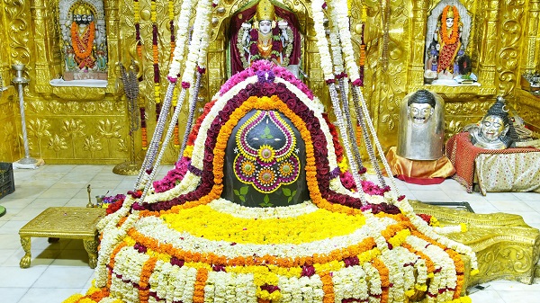 Somnath Mahadev Shringar: सावन में सोमनाथ महादेव को अर्क फूल और विभिन्न सौंदर्य प्रसाधन से सजाया गया