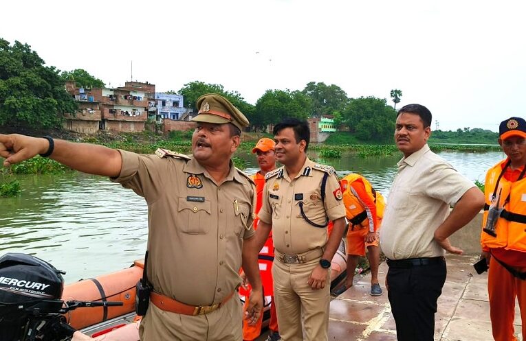 Varanasi Ganga Flood: वाराणसी में गंगा का रौद्र रूप, जिलाधिकारी ने बाढ़ का किया निरीक्षण