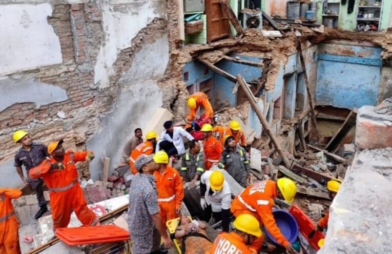 Varanasi house collapse: प्रधानमंत्री के संसदीय क्षेत्र में दो जर्जर मकान ढहे; घायलों का जिला अस्पताल में चल रहा इलाज