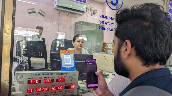 Payment through QR code at unreserved ticket counters: अहमदाबाद मंडल के सभी स्टेशनों पर क्यूआर कोड से भुगतान की सुविधा