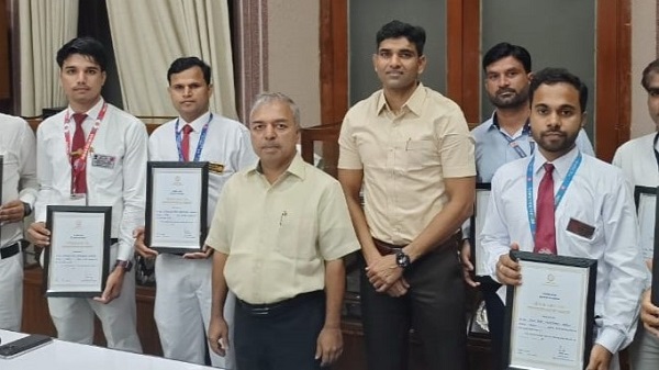 8 employees of Rajkot division honored: राजकोट मंडल के 8 कर्मचारियों को डीआरएम ने किया सम्मानित