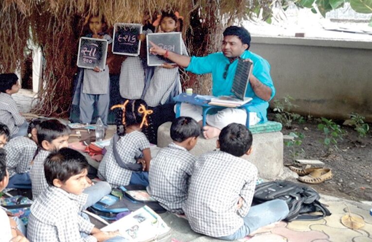 National Teachers Day-24: अमरेली के शिक्षक चंद्रेश कुमार बोरीसागर ने मोटर साइकिल पर चलता-फिरता बनाया स्कूल