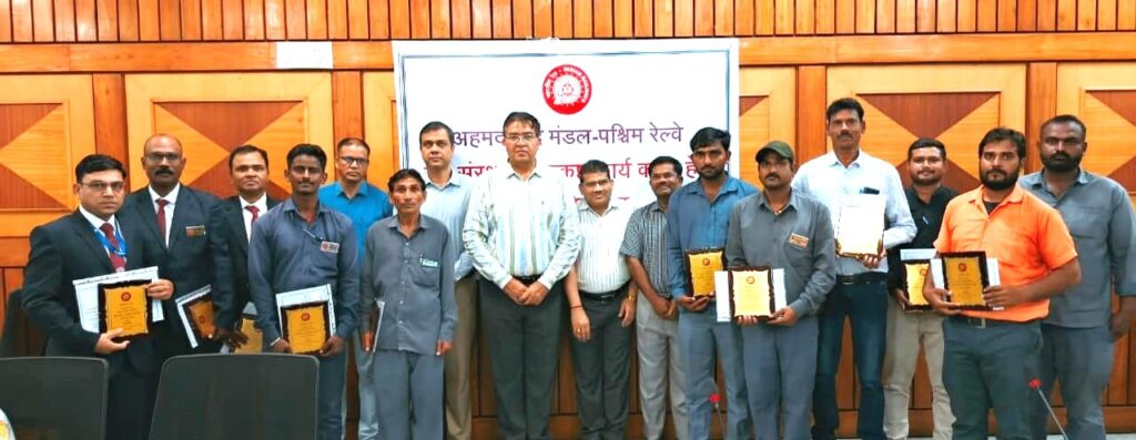 13 railway employees honored: अहमदाबाद मंडल के 13 रेल कर्मचारी रेल संरक्षा में उत्कृष्ठ कार्य के लिए सम्मानित 3 13 railway employees honored