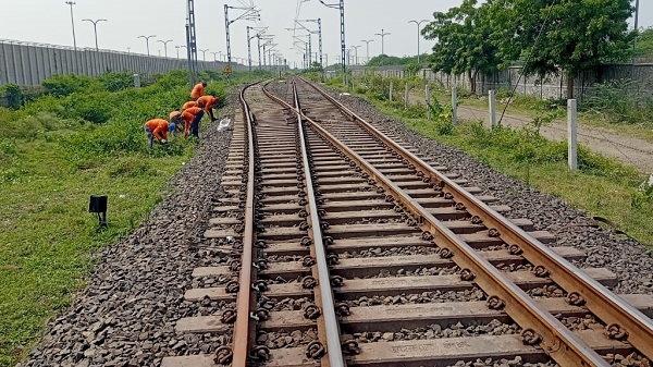 Cleanliness fortnight: राजकोट मंडल में कर्मचारियों ने रेलवे ट्रैक और प्लेटफार्म की किया सफाई