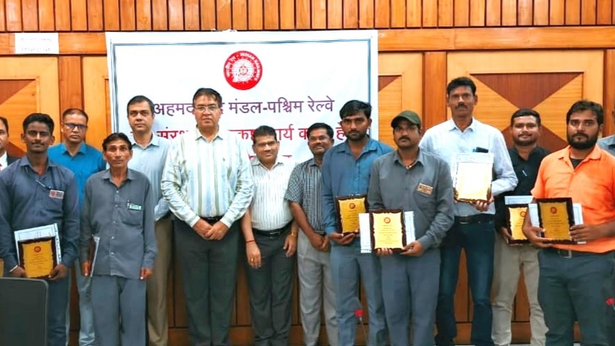 13 railway employees honored: अहमदाबाद मंडल के 13 रेल कर्मचारी रेल संरक्षा में उत्कृष्ठ कार्य के लिए सम्मानित 1 adi 13 railway employees honored