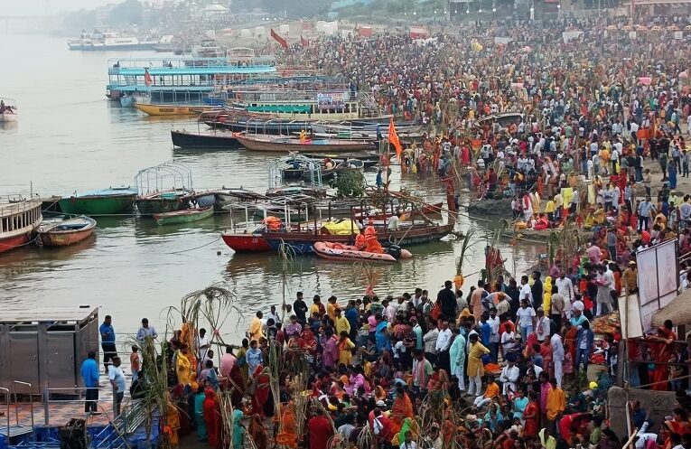 Kashi Chhath Pooja: काशी में छठ पूजा पर अस्ताचल सूर्य को अर्घ देने उमड़ा आस्था का सैलाब 1 Kashi Chhath Pooja: काशी में छठ पूजा पर अस्ताचल सूर्य को अर्घ देने उमड़ा आस्था का सैलाब