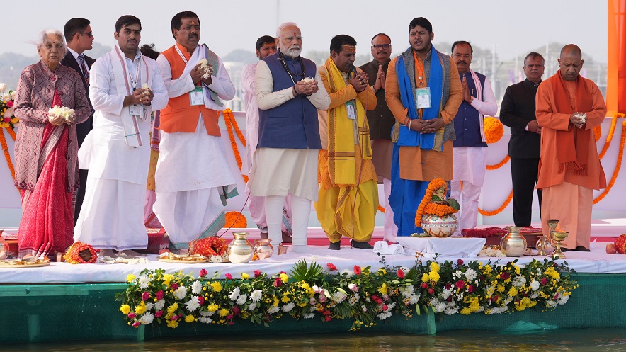 PM inspected the Maha Kumbh Mela: महाकुंभ हमारी आस्था, अध्यात्म और संस्कृति का दिव्य महोत्सव है: पी एम मोदी 1 PM at prayagraj pooja