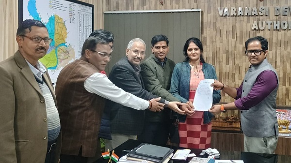 VDA housing scheme: वी डी ए  के लाल पुर आवासीय योजना के लाभार्थी को दिलाया गया कब्जा