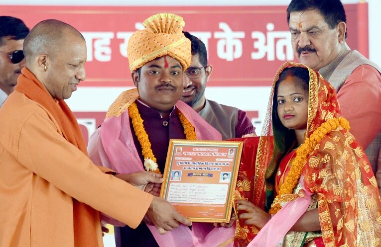 Chief Minister Mass Marriage Scheme: प्रधानमंत्री के संसदीय क्षेत्र मे शादी के बंधन में बंधे 401 जोड़े 1 Chief Minister Mass Marriage Scheme: प्रधानमंत्री के संसदीय क्षेत्र मे शादी के बंधन में बंधे 401 जोड़े