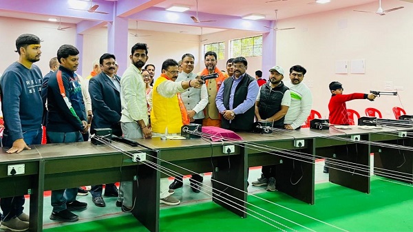 Shooting Competition: वाराणसी मे मंत्री व जिलाधिकारी ने खिलाड़ियों को वितरित किये प्रमाण पत्र 2 Shooting Competition: वाराणसी मे मंत्री व जिलाधिकारी ने खिलाड़ियों को वितरित किये प्रमाण पत्र